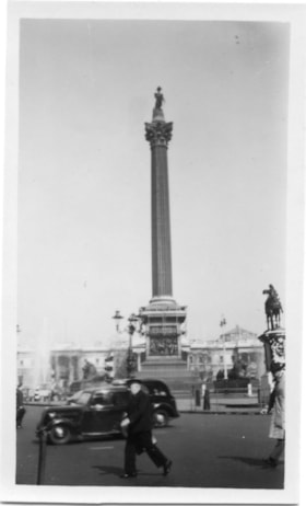 Statue of Admiral Nelson in Trafalgar Square, [195-] thumbnail