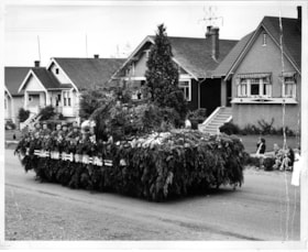 Community day parade float, 1949 thumbnail