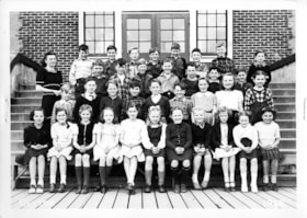 Douglas Road school class, 1946 thumbnail