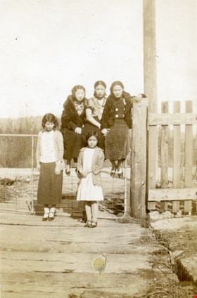 Suey Ying Jang (Laura) and friends, [between 1940 and 1942] thumbnail