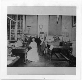 Woman and man in office, 1890-1914 thumbnail