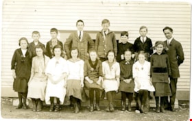 Postcard of a class photo of the 1913-1914 Grade 8 class at Nelson Ave. School., 1913-1914 thumbnail