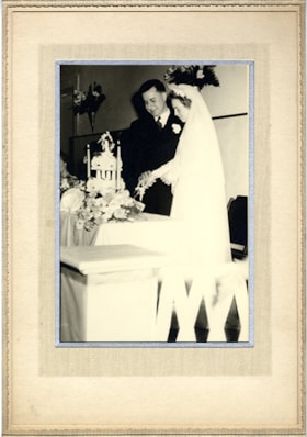 Alice Sparman Sanders and Gerald Sanders cutting wedding cake, 8 Mar. 1948 thumbnail