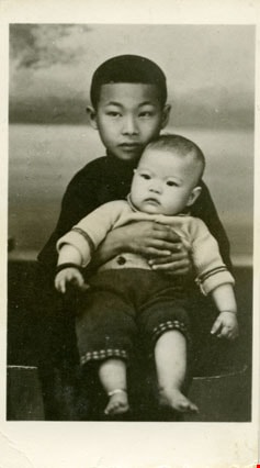 Portait of Chan Kow Hong holding his sister, 1939 thumbnail