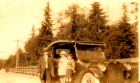 Sukegoro, Harding and Yasue Yasui with family car, [1927] (date of original), copied 2004 thumbnail