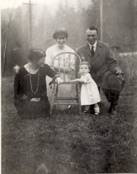 Elsie May Irwin with daughter Louise and the Beales, [1928] (date of original), copied 2004 thumbnail