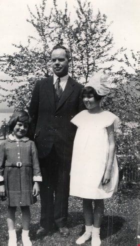 Henry Irwin with daughters at Barnet, [1932] (date of original), copied 2004 thumbnail