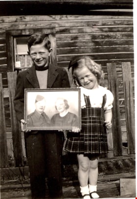Douglas and Beverley Lauder with portrait of parents, [1943] (date of original), copied 2004 thumbnail