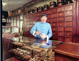 Interior of Chinese herbalist shop with Keen Lee, 15 Sep. 1992 thumbnail