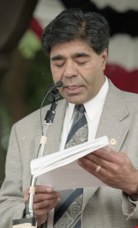 Sav Dhaliwal delivering a speech, July 1997 thumbnail