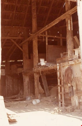 Lubbock barn, 1977 thumbnail