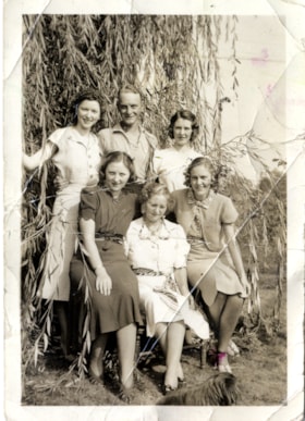Louise Knight and her five children, [194-] thumbnail