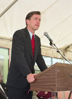 Svend Robinson speaking at opening ceremonies for carousel, 27 Mar. 1993 thumbnail