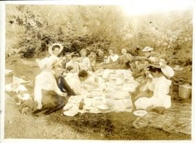 Love family picnic, [c. 1910] thumbnail