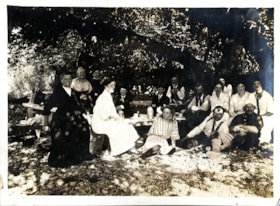 Love family picnic, [between 1918 and 1925] thumbnail