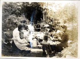 Lewis family picnic, [1910] thumbnail
