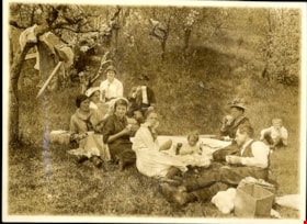 Love family picnic, [191-] thumbnail