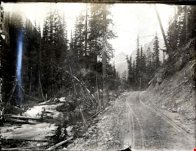 Dirt road in mountainous region, [191-] thumbnail
