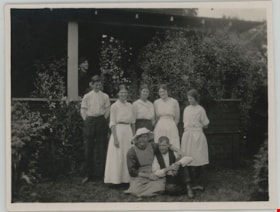 Group in front of Love farmhouse, [191-] thumbnail