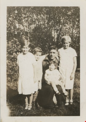 Frank Stanley with his children, [193-] thumbnail