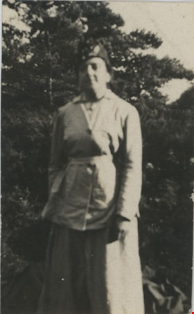 Female member of Stanley family in Swanage, 1917 thumbnail