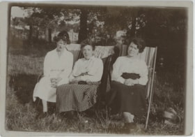 Three women at Wembly, 1921 thumbnail