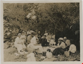 Love family picnic, [191-] thumbnail