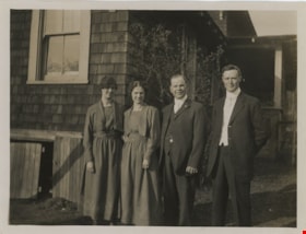 Esther, Dot, Ben and man in front of Love farm house, [191-] thumbnail
