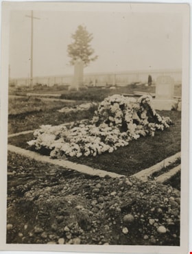 Bob Love's grave covered with flowers, [1918] thumbnail