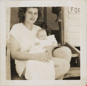 Ina Shankie holding baby Linda, thumbnail