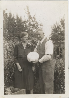 Annie and Flash Whiting, 16 Sep. 1942 thumbnail