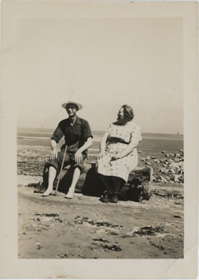 John Leonard and Jenny Love at beach, [between 1950 and 1951] thumbnail
