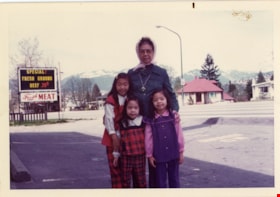 Yuen Sun Toy with grandaughters, [197-] thumbnail